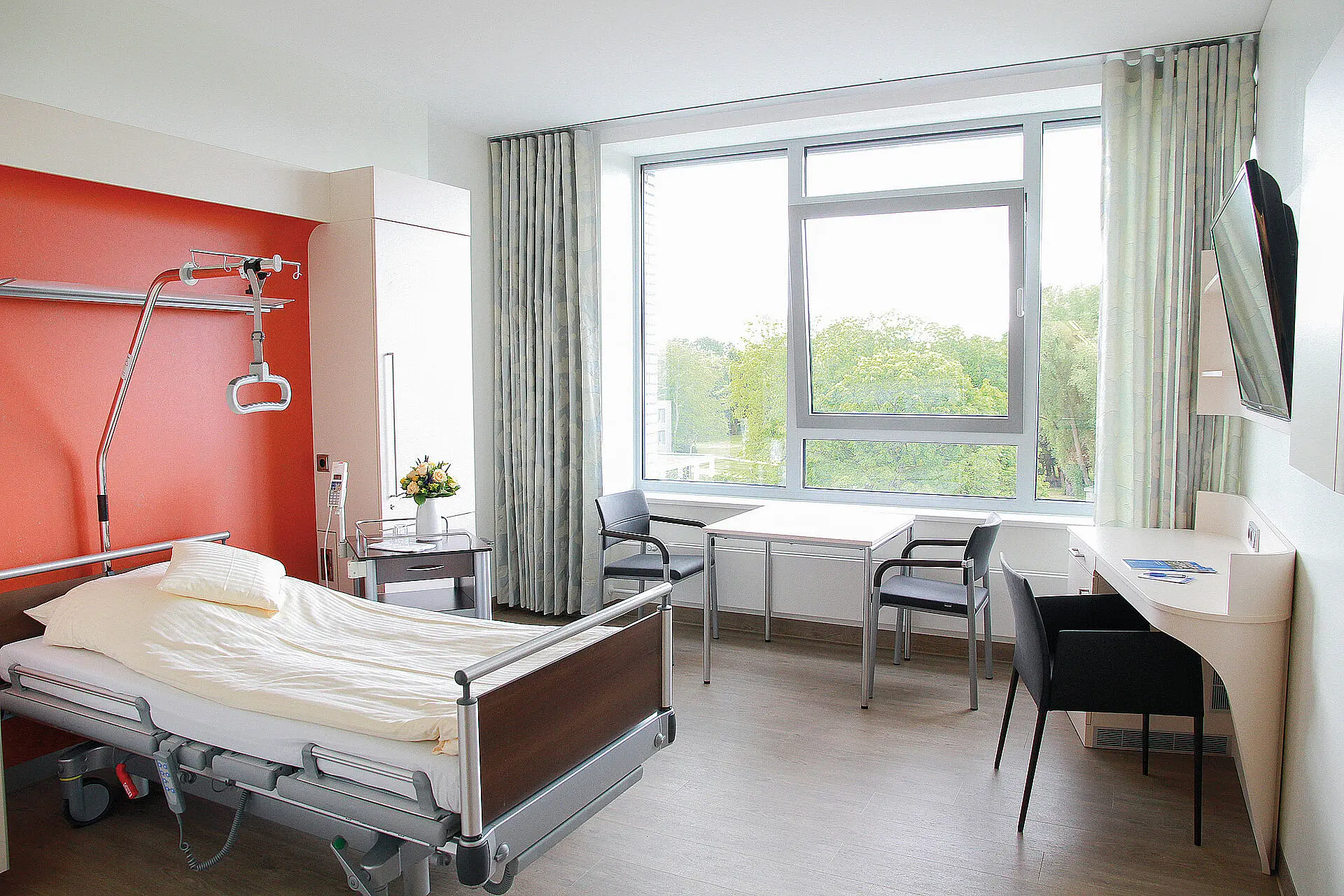 Einbettzimmer der Wahlleistung mit moderner Ausstattung und Tageslicht.