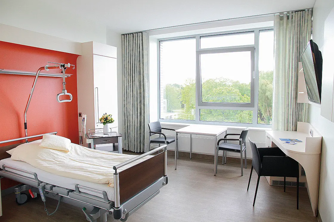 Einbettzimmer der Wahlleistung mit moderner Ausstattung und Tageslicht.