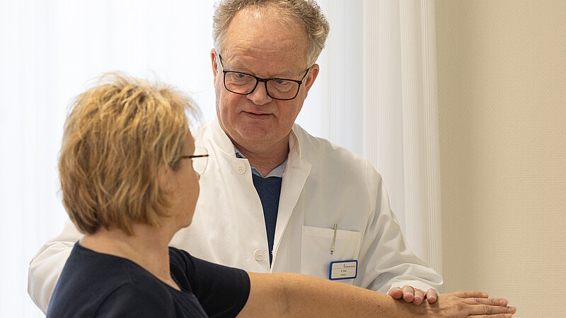 Schmerz ernst nehmen: In einer ca. 4-stündigen Erstuntersuchung klären wir gemeinsam, welche Behandlung für Sie geeignet ist.