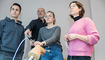 Dr. Carsten Radas schult im Rahmen einer Arthroskopie-Schulung Mediziner:innen an einem Kniemodell 