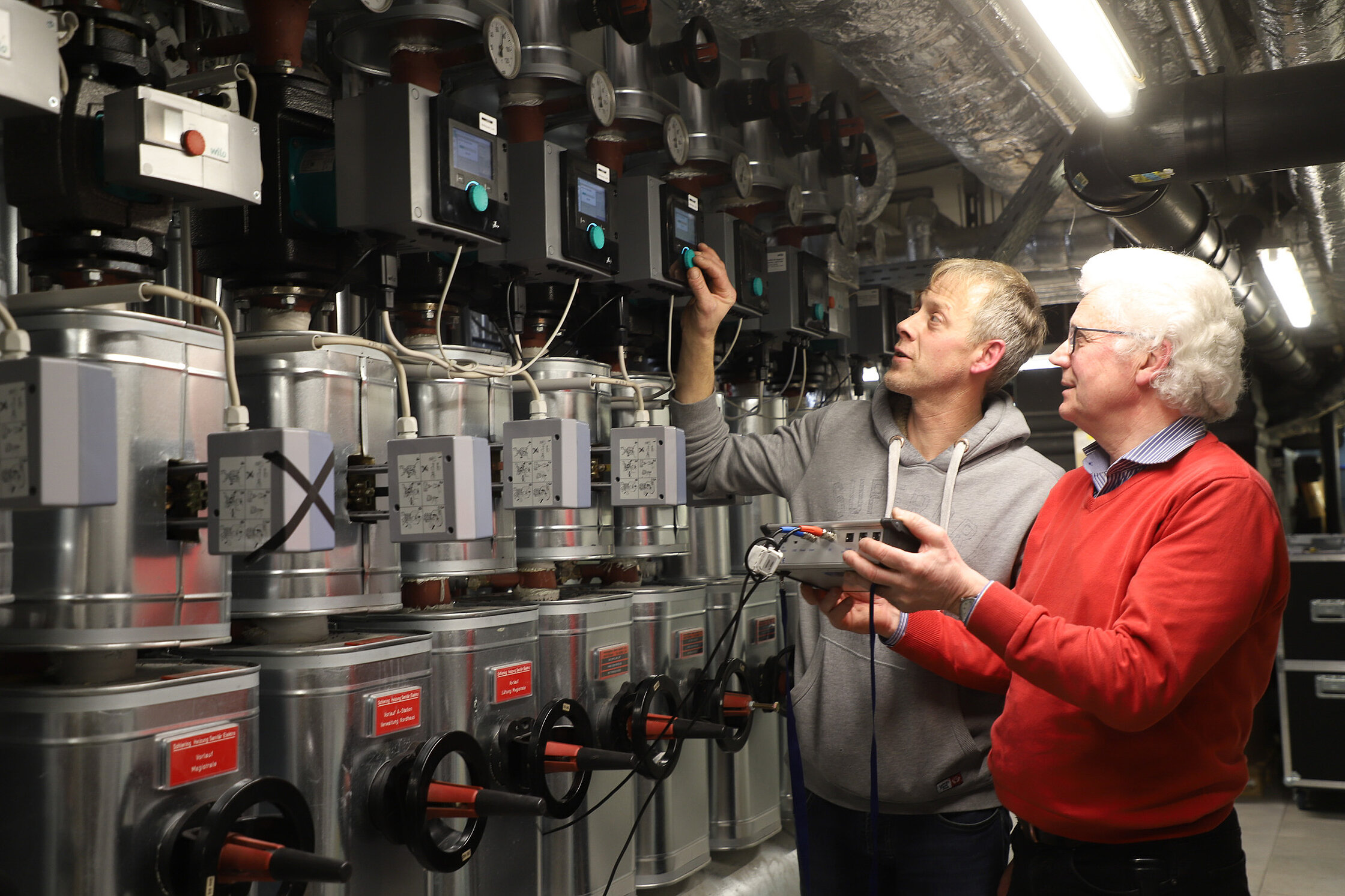 Technikraum mit moderner Pumpen- und Steuerungstechnik zur energieeffizienten Wärme- und Wasserversorgung.