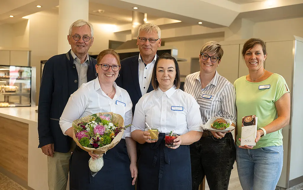 Seit dem 7. Juli sind die Türen des Café Clara im St. Josef-Stift geöffnet. Darüber freuen sich Werner Strotmeier und Dietmar Specht (Geschäftsführung, hinten v.l.) mit Caféleitung Lydia Loy, Ivana Memedov, Katharina Markfort und Marie-Christin Mersmann (Leitung Hotelleistungen).
