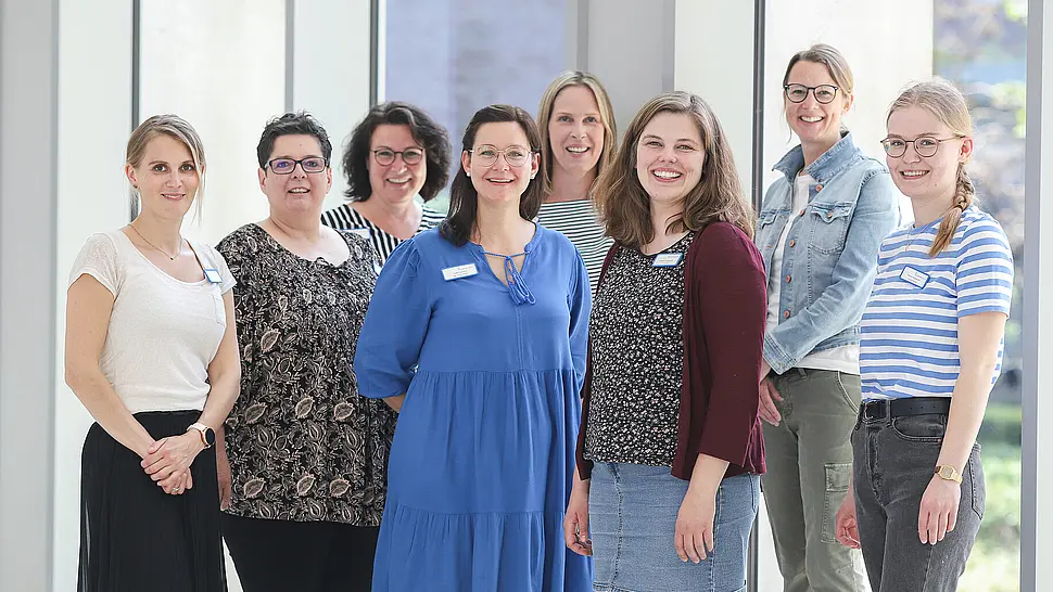 Gruppenfoto des Sozialdienst-Teams des St. Josef-Stifts in einem hellen Innenbereich.