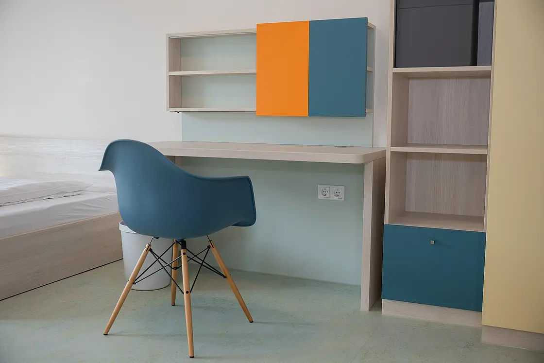 Außenansicht des Apartmenthauses Südstraße mit modernem Gebäude, Fenstern und Eingangsbereich in ruhiger Umgebung.