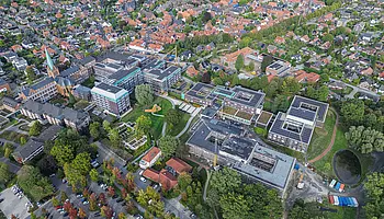 2025 Drohnenaufnahme des Campus des St. Josef-Stifts Sendenhorst mit bestehenden Gebäuden, Neubauten und Baustelle im Stadtumfeld.