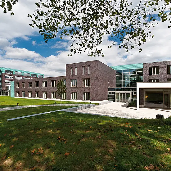 Moderner Rehabau mit Glasfassade und Grünflächen auf dem Campus des St. Josef-Stift Sendenhorst.