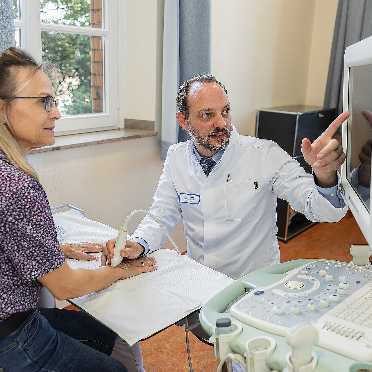 PD Dr. med. Peter Korsten führt bei einer Patientin eine Ultraschalluntersuchung durch.