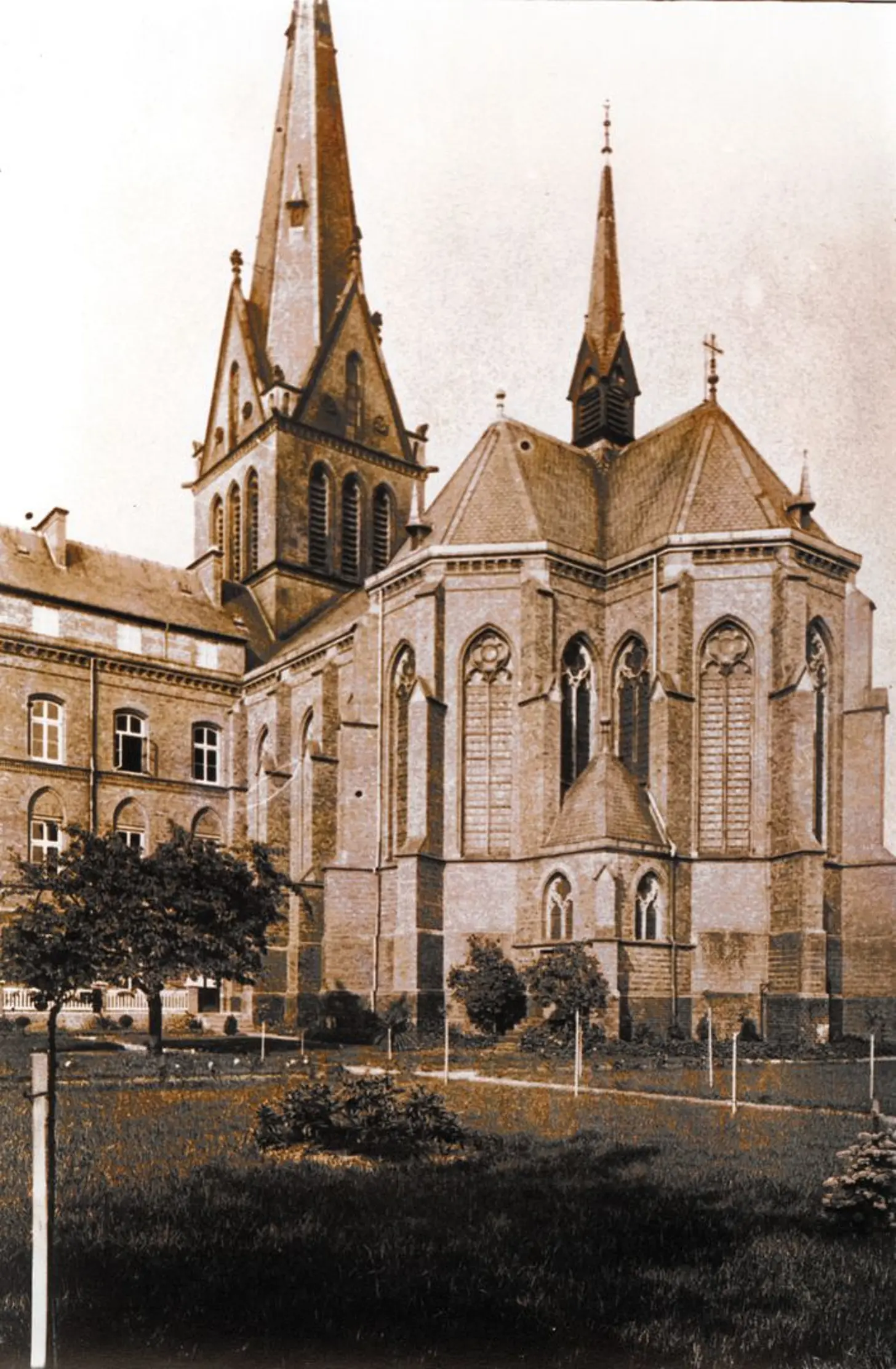 Historische Ansicht des St. Josef-Stift Sendenhorst von Südwesten mit Kirche und angrenzenden Gebäudeteilen, aufgenommen im Jahr 1889.
