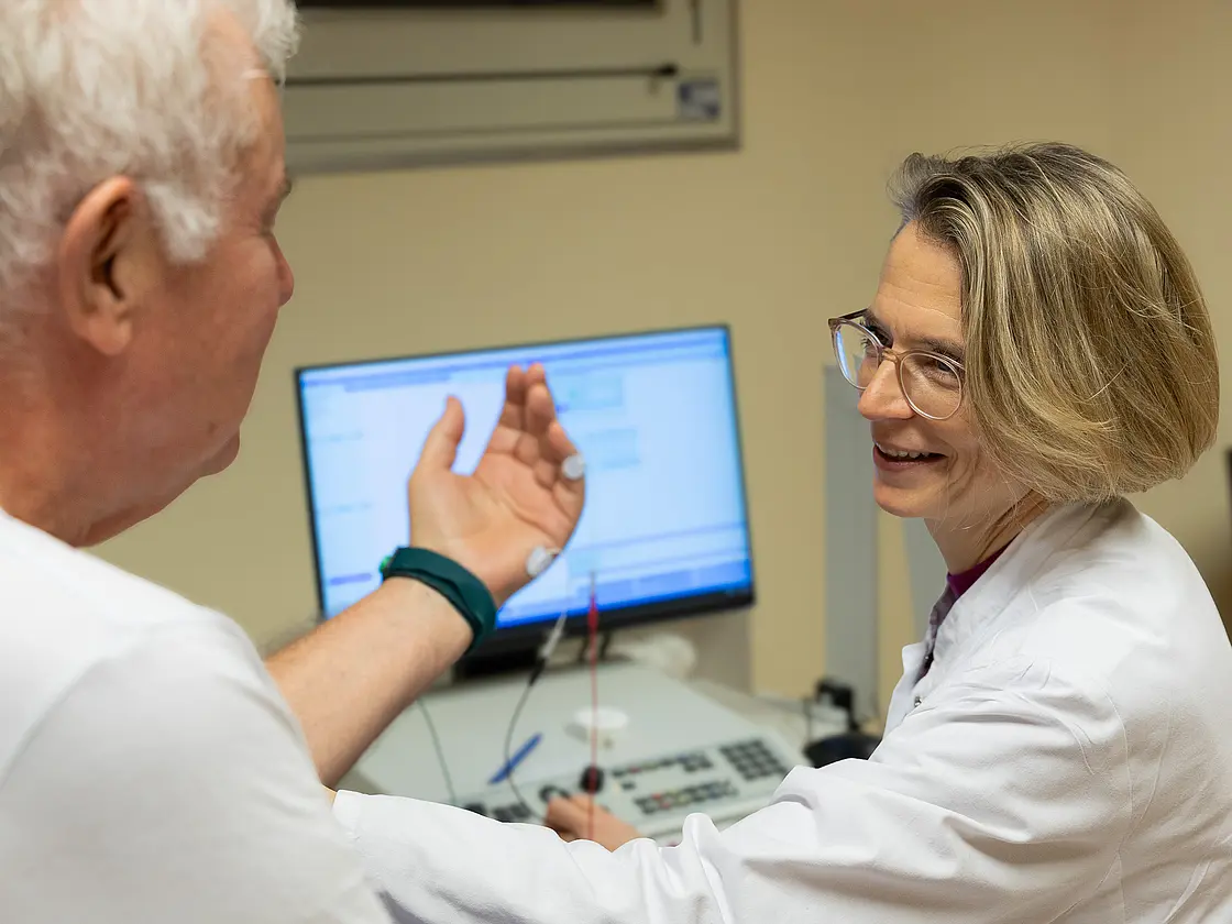 Dr. Simone Lasogga macht eine neurologische Untersuchung am Arm eines Patienten.