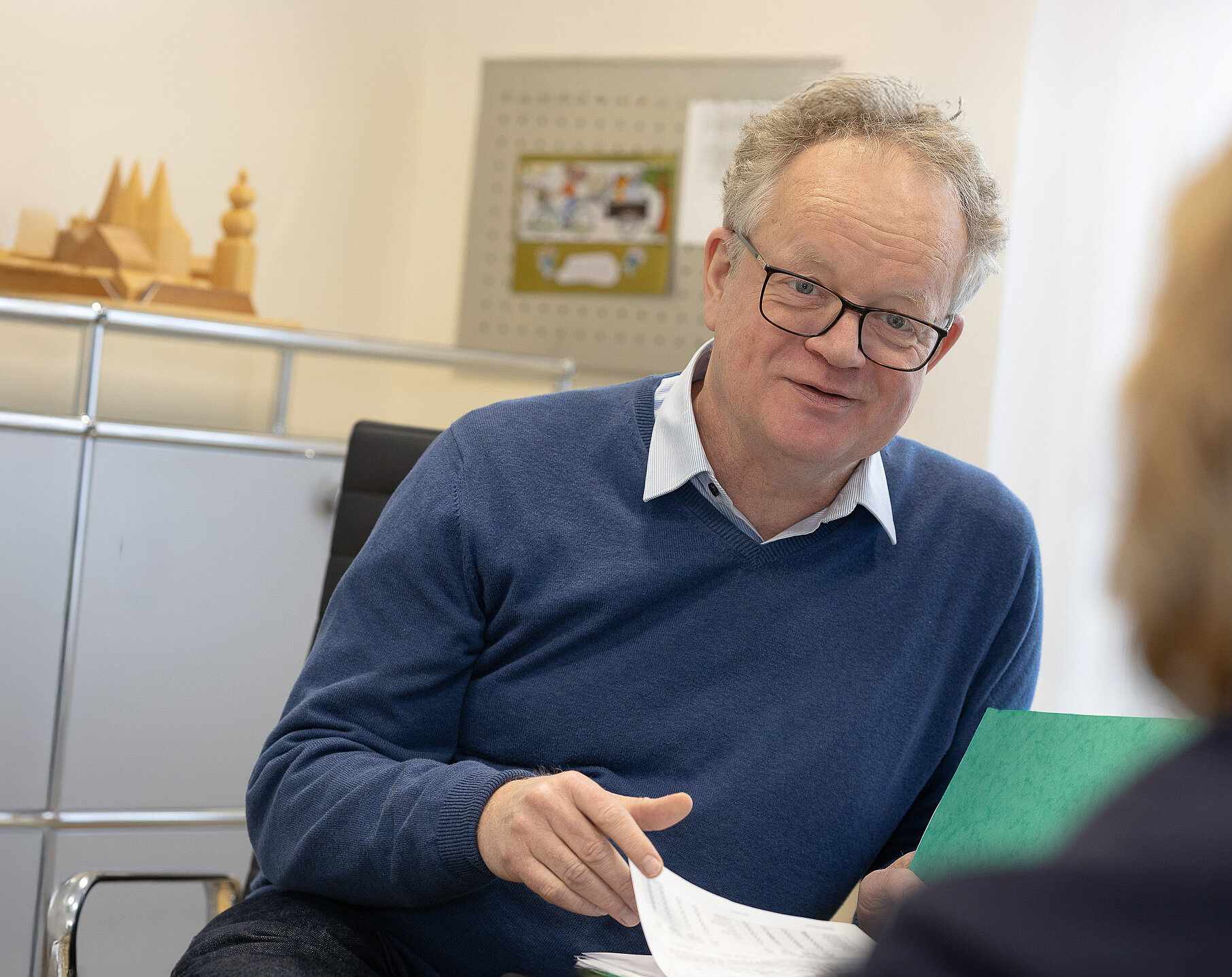 Chefarzt Dr. Thier im Austausch mit Patientin in der Schmerzklinik