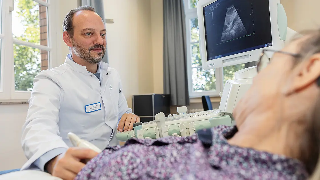 PD Dr. med. Peter Korsten führt bei einer Patientin eine Ultraschalluntersuchung durch.