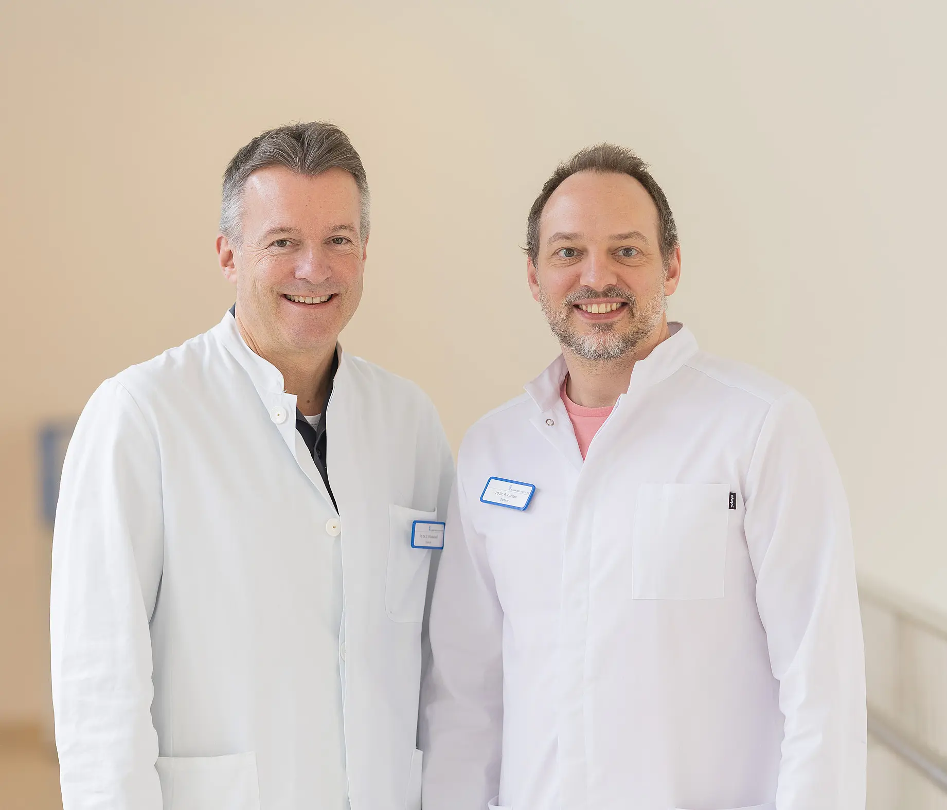 PD Dr. Daniel Windschall und PD Dr. Peter Korsten stehen nebeneinander und blicken in die Kamera.