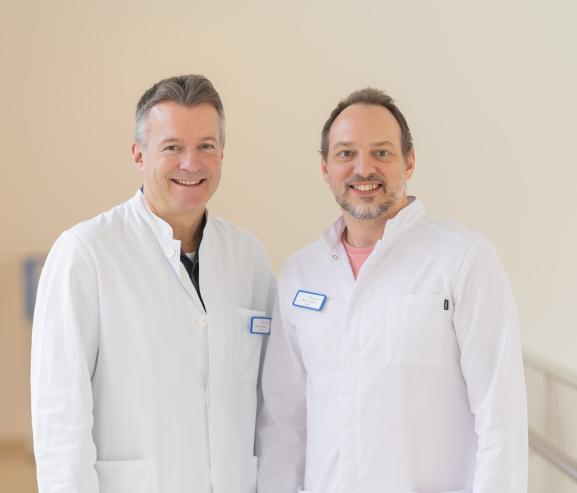 PD Dr. Daniel Windschall und PD Dr. Peter Korsten stehen nebeneinander und blicken in die Kamera.