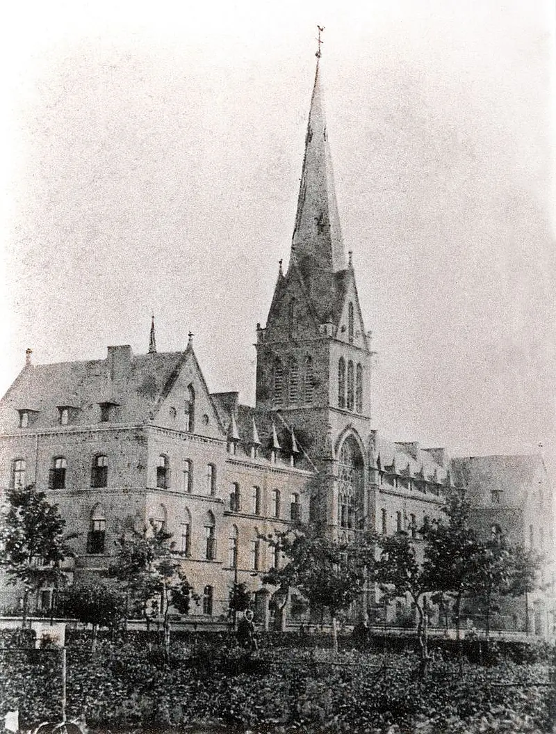 Historische Ansicht des St. Josef-Stift Sendenhorst mit markantem Kirchenbau und umliegenden Klinikgebäuden.