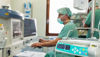 Chefarzt Dr. med. Matthias Boschin sitzt an einem Arbeitsplatz.