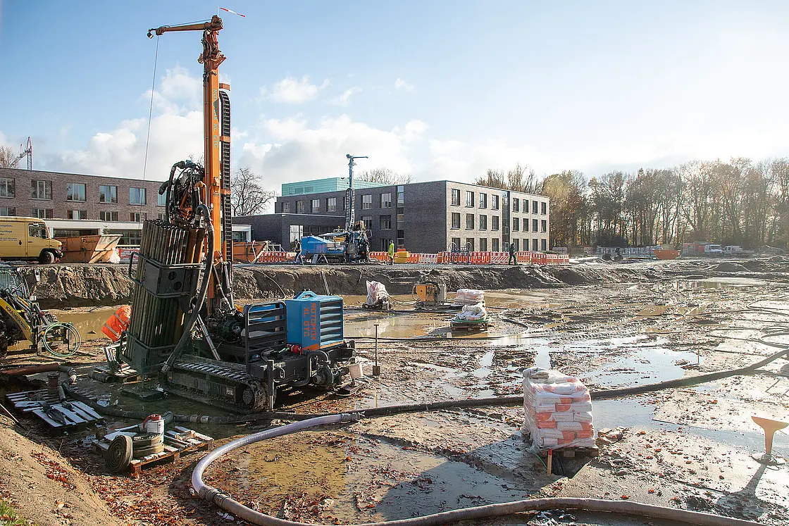 Baustelle mit Bohrgerät zur Erschließung von Geothermie für die nachhaltige Wärmeversorgung.