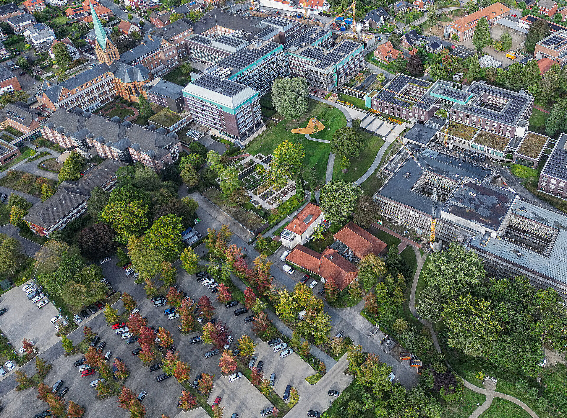 Aktuelle Drohnenaufnahme des Campus des St. Josef-Stifts Sendenhorst mit bestehenden Gebäuden, Neubauten und Baustelle im Stadtumfeld.