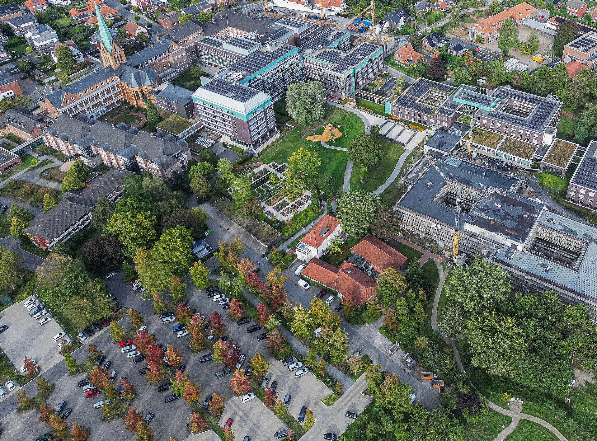 Aktuelle Drohnenaufnahme des Campus des St. Josef-Stifts Sendenhorst mit bestehenden Gebäuden, Neubauten und Baustelle im Stadtumfeld.