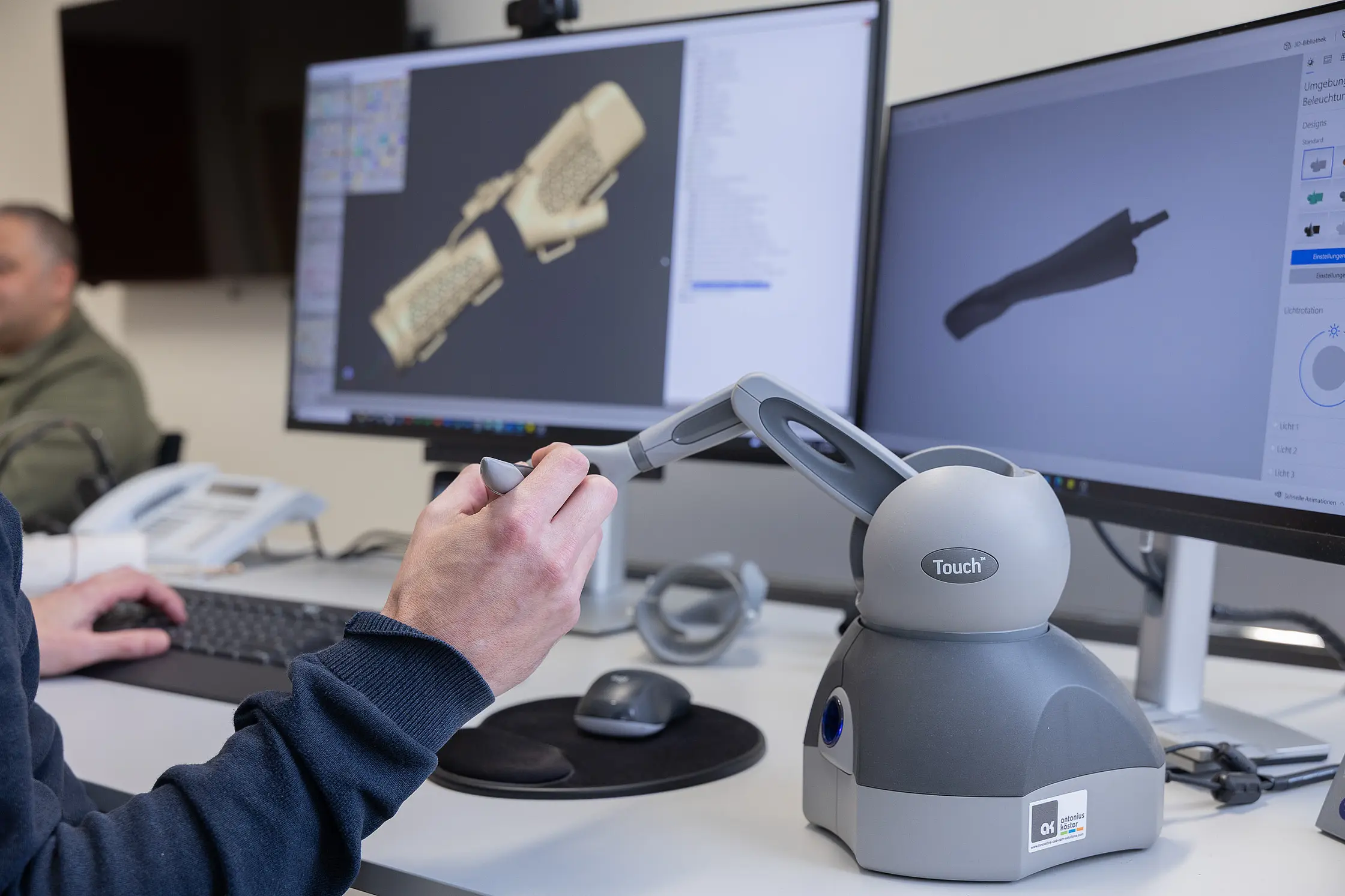 Mitarbeiter modelliert ein orthopädietechnisches Hilfsmittel mit einem 3D-Eingabegerät am Computer.