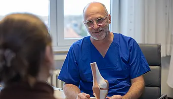 Arztgespräch zwischen Patientin und Dr. Carsten Radas