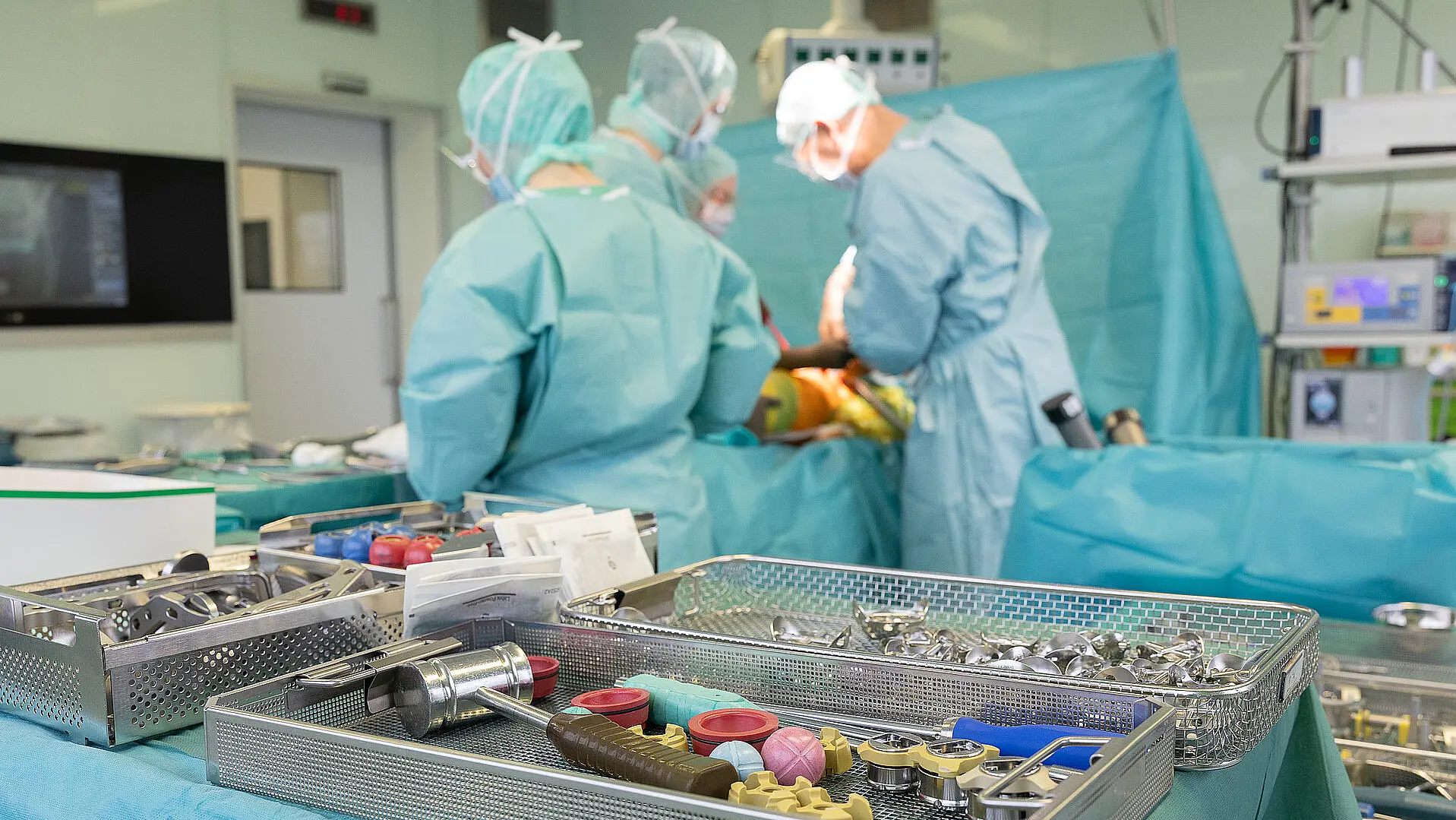 Steril vorbereitete Instrumente und Prothesenkomponenten für eine Hüftendoprothesen-Operation.