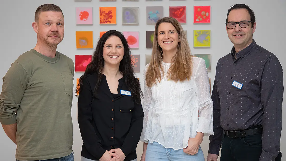 Ein Foto des Hygieneteams vor einer Wand.