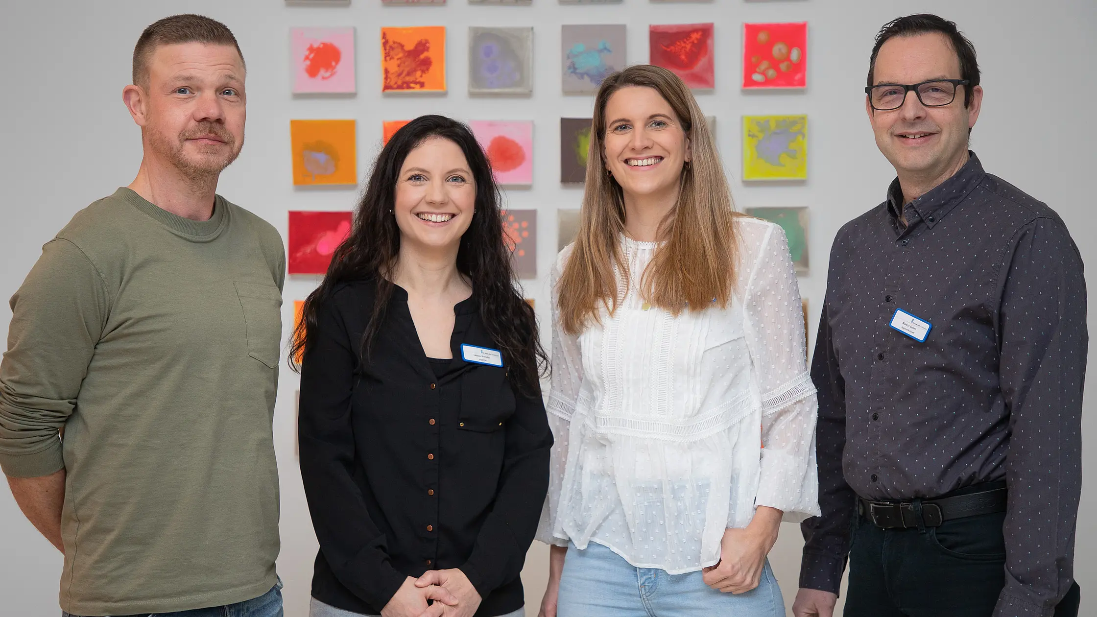 Ein Foto des Hygieneteams vor einer Wand.