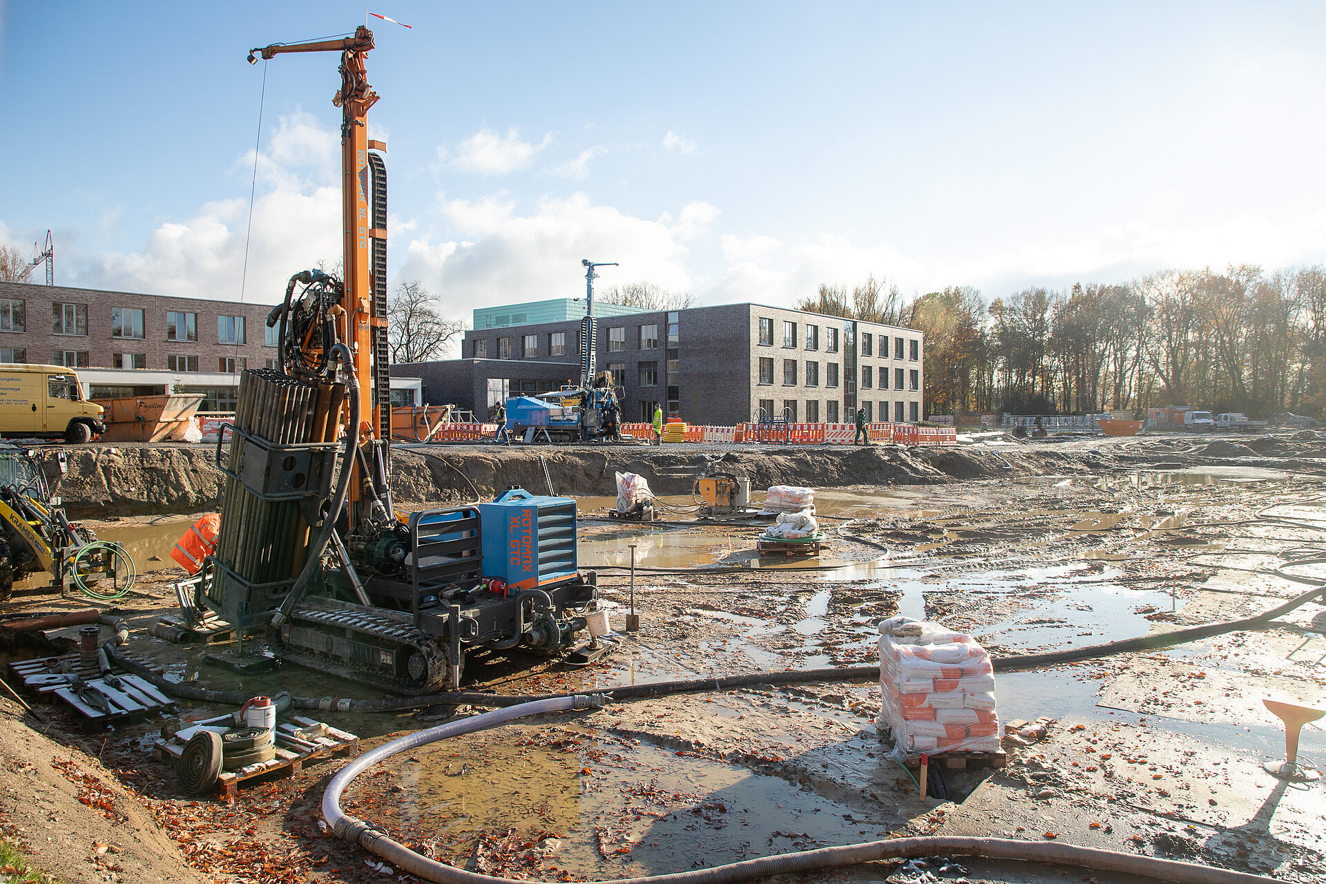 Baustelle mit Bohrgerät zur Erschließung von Geothermie für die nachhaltige Wärmeversorgung.