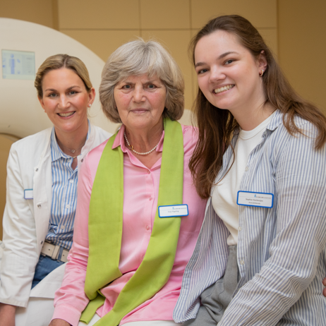 Drei Frauengenerationen, eine Familie, ein Arbeitgeber: Hedwig Fögeling (früher am Empfang, heute Christliche Krankenhaushilfe), ihre Tochter Julia Guski (l., Leitung Röntgen) und Azubi Sophie Hackenjos (r.) sind alle drei Stiftfans.