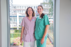 Birgit Scharbaum und Tochter Frieda teilen viele Gemeinsamkeiten, die über das St. Josef-Stift als gemeinsamen Arbeitgeber und ihren Familiennamen hinaus gehen.