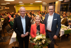 Zur offiziellen Amtseinführung als Geschäftsführerin für Personal und Digitalisierung gratulierten Anja Heeger Kuratoriumsvorsitzender Joachim Fahnemann und Dr. Ansgar Klemann, Vorsitzender der Geschäftsführung.