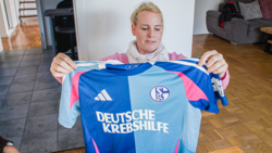 Ein besonderes Geschenk: Exklusiv erhielt Nadine Jackisch das Sondertrikot zum 50-jährigen Bestehen der Krebshilfe, das Schalke bei seinem Spiel gegen Greuther Fürth trägt. Ein besonderes Geschenk: Exklusiv erhielt Nadine Jackisch das Sondertrikot zum 50-jährigen Bestehen der Krebshilfe, das Schalke bei seinem Spiel gegen Greuther Fürth trägt.