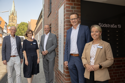 Große Freude über die Fertigstellung (v.l.): Technischer Leiter Peter Kerkmann, Hauswirtschaftsleitung Roswitha Mechelk, Kuratoriumsvorsitzender Joachim Fahnemann und für die Geschäftsführung Dr. Ansgar Klemann und Anja Heeger.