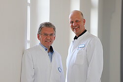 Die Chefärzte Dr. Frank Horst (Orthopädie) und Dr. Ludwig Bause (Rheumaorthopädie) stehen mit ihren Teams für höchste Qualität in der Endoprothetik.