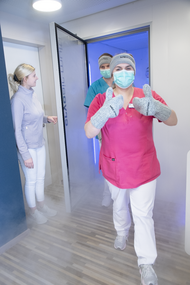 Testlauf in der Kältekammer. Üblicherweise erfolgt die Ganzkörperkältetherapie in Badekleidung.