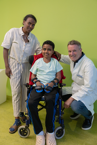 Siyum Siem aus Eritrea hat eine seltene Erkrankung, die von den Symptomen her Rheuma ähnelt. Seine Mutter begleitete ihn in die Klinik für Kinder- und Jugendrheumatologie, wo er von Chefarzt PD Dr. Daniel Windschall und seinem Team behandelt wurde.