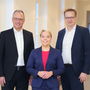 Geschäfsführerin Anja Heeger wurde vom Kuratoriumsvorsitzenden Joachim Fahnemann (l.) und  Dr. Ansgar Klemann, Vorsitzender der Geschäftsführung, offiziell begrüßt.