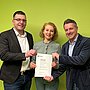 Gemeinsam freuen sich der Ärztliche Direktor Dr. Matthias Boschin (Anästhesie), die Leitende Oberärztin Dr. Anna Maier (Rheumatologie) und Chefarzt PD Dr. Daniel Windschall (Kinderrheumatologie) über die erneute Zertifizierung (v.l.).