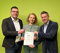 Gemeinsam freuen sich der Ärztliche Direktor Dr. Matthias Boschin (Anästhesie), die Leitende Oberärztin Dr. Anna Maier (Rheumatologie) und Chefarzt PD Dr. Daniel Windschall (Kinderrheumatologie) über die erneute Zertifizierung (v.l.). Gemeinsam freuen sich der Ärztliche Direktor Dr. Matthias Boschin (Anästhesie), die Leitende Oberärztin Dr. Anna Maier (Rheumatologie) und Chefarzt PD Dr. Daniel Windschall (Kinderrheumatologie) über die erneute Zertifizierung (v.l.).