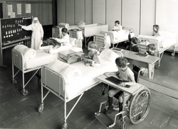Ab den 1960er Jahren lernten die schulpflichtigen Patientenn auf der Schulstation aus dem Bett heraus.