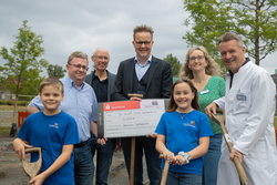 Der Bundesverband Kinderrheuma e.V. hat für den neuen therapiegerechten Spielplatz im Stiftspark eine Spende übergeben (v.l.): Nils, Sven Sperling, Peter Kerkmann, Dr. Ansgar Klemann, Mia, Kathrin Wersing und PD Dr. Daniel Windschall.
