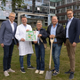 Hier soll der neue Spielplatz am St. Josef-Stift entstehen. (v.l.) Dietmar Specht, PD Dr. Daniel Windschall freuen sich über die Spende von Ursula und Martin Pumpe und zeigen die Pläne gemeinsam mit Geschäftsführer Dr. Ansgar Klemann.