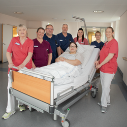 Aus dem Klinikalltag nicht mehr wegzudenken: Das Team des Patientenbegleitdienstes mit (v.l.) Petra Nixdorf, Stefanie Webers, Anton Wonschik, Mandy Ortmann, Eike Johanna Höper (im Bett liegend), Andreas Engberding, Andrea Spielbrink und Isabel Richter-Her Aus dem Klinikalltag nicht mehr wegzudenken: Das Team des Patientenbegleitdienstes mit (v.l.) Petra Nixdorf, Stefanie Webers, Anton Wonschik, Mandy Ortmann, Eike Johanna Höper (im Bett liegend), Andreas Engberding, Andrea Spielbrink und Isabel Richter-Herrero.