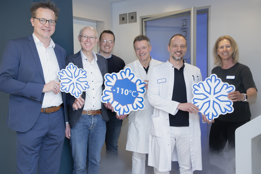 Über die dritte Kältekammergeneration freuen sich (v.l.) Dr. Ansgar Klemann, Peter Kerkmann und Daniel Hinz, PD Dr. Daniel Windschall, PD Dr. Peter Korsten und Dr. Heike Horst. Über die dritte Kältekammergeneration freuen sich (v.l.) Dr. Ansgar Klemann, Peter Kerkmann und Daniel Hinz, PD Dr. Daniel Windschall, PD Dr. Peter Korsten und Dr. Heike Horst.