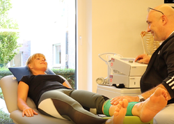 Schmerztherapie und Muskelreaktivierung ermöglicht die Elektrotherapie. Schmerztherapie und Muskelreaktivierung ermöglicht die Elektrotherapie.