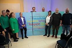 Stellvertretend für alle Einrichtungen der Stiftung St. Josef-Stift stehen Leitung und Mitarbeitervertreter vor den Werten des neuen Leitbildes. Stellvertretend für alle Einrichtungen der Stiftung St. Josef-Stift stehen Leitung und Mitarbeitervertreter vor den Werten des neuen Leitbildes.