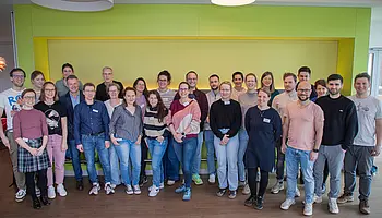 Viele Menschen stehen für ein Gruppenbild zusammen.