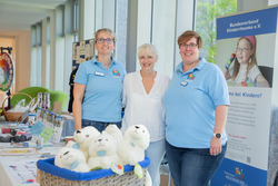 Sie setzen sich zusammen für eine größere Sichtbarkeit von Kinder- und Jugendrheuma ein: Kathrin Wersing und Rebecca Freitag vom Familienbüro (außen) und Sandra Diergardt (mittig), zweite Vorsitzende des Bundesverband Kinderrheuma e.V..