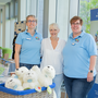 Sie setzen sich zusammen für eine größere Sichtbarkeit von Kinder- und Jugendrheuma ein: Kathrin Wersing und Rebecca Freitag vom Familienbüro (außen) und Sandra Diergardt (mittig), zweite Vorsitzende des Bundesverband Kinderrheuma e.V..