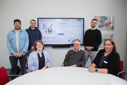 Über das Patientenportal zur Online-Terminvergabe für die Schmerzklinik freut sich die Projektgruppe aus Mitarbeitenden der IT, des Patientenmanagement und der Schmerzklinik.